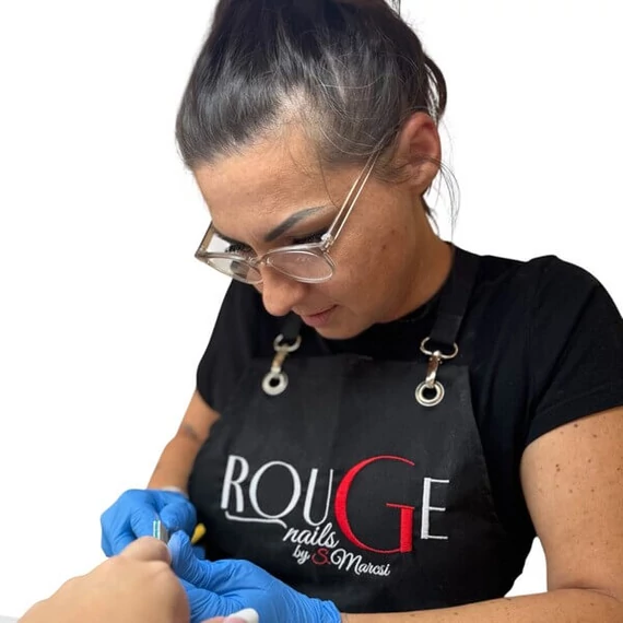 Exclusive Rouge Nails kötény- hímzett logóval (méret: L)